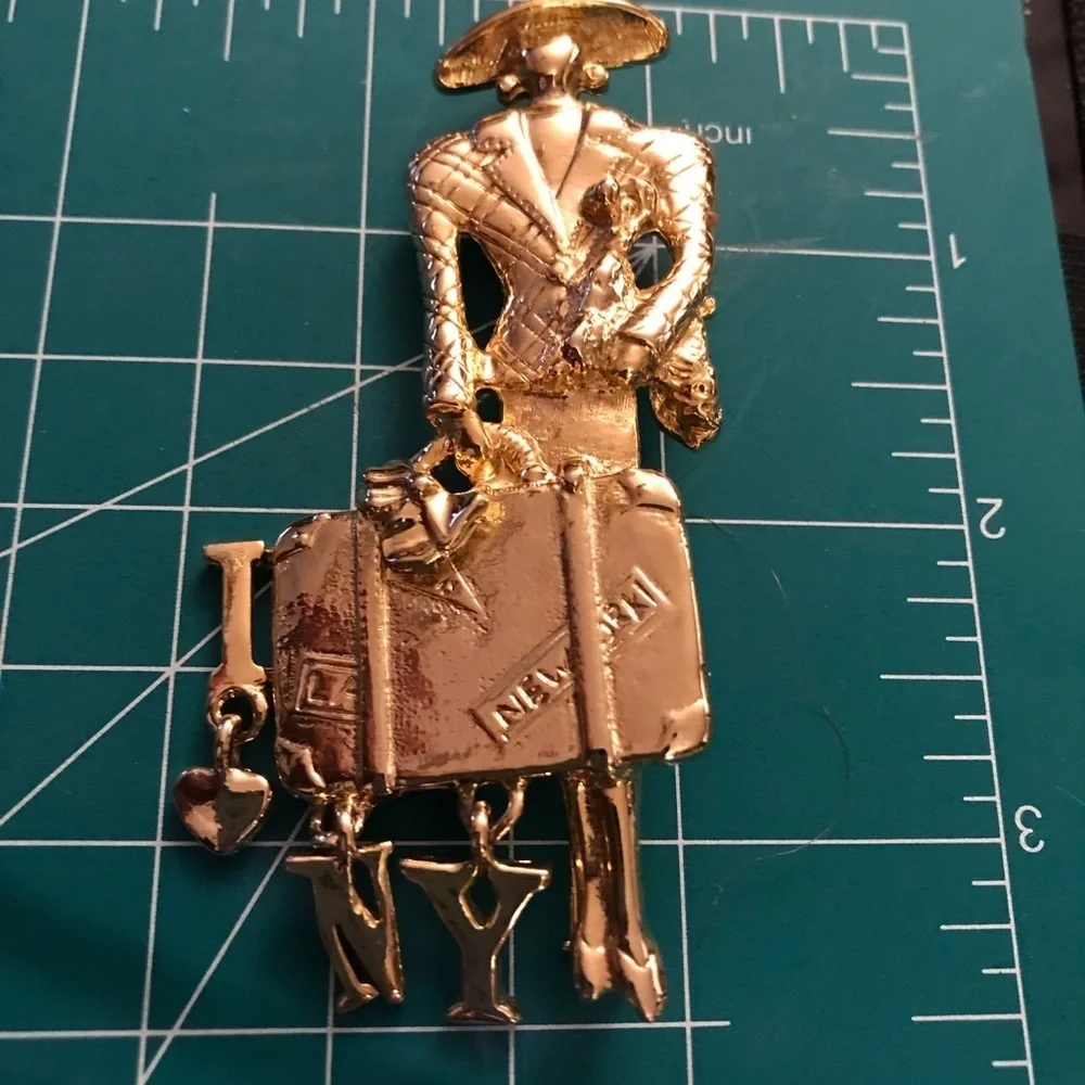 𝅺1980’s gold tone woman with dog brooch “ I Love New York” dangle charms